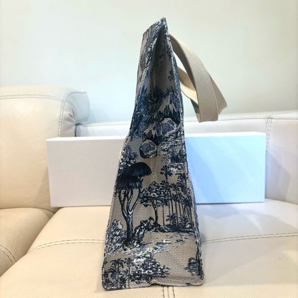 Dior Around The World Tote + Holiday Cracker w/ Miss Dior perfume + Lipstick 999 - Picture 4 of 13